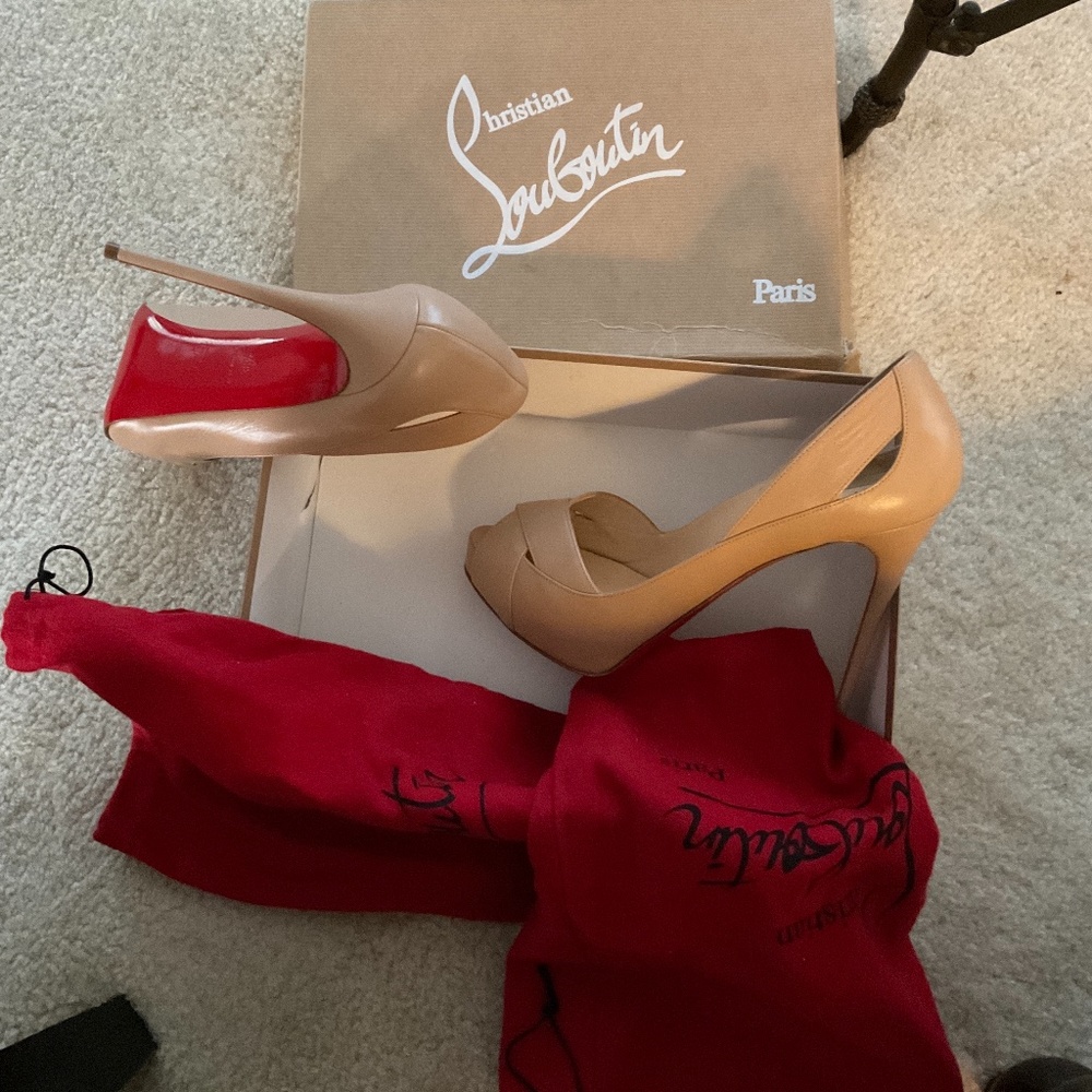 Never worn.  Canceled wedding
